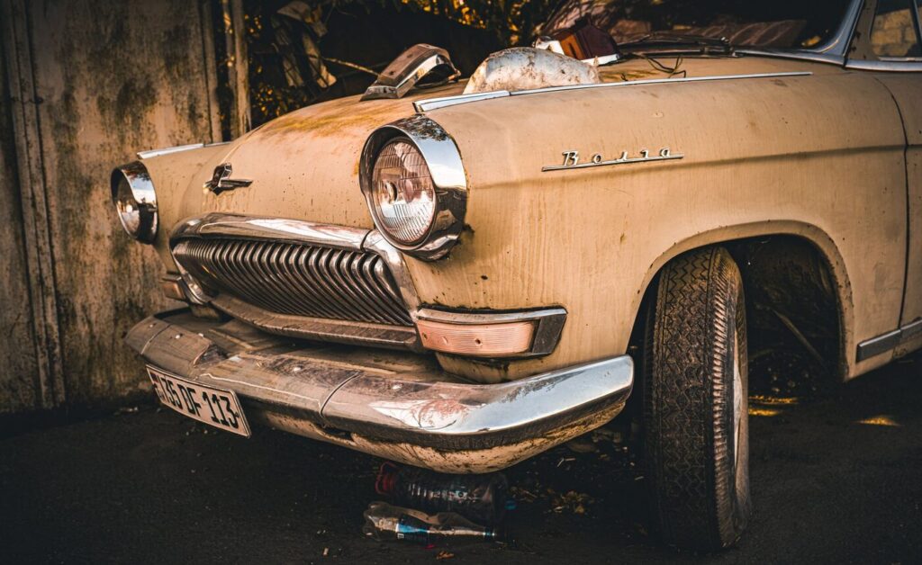 Corrosion visible sur un bas de caisse de voiture ancienne