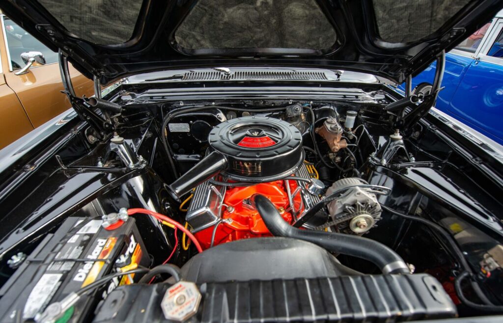 Compartiment moteur d'une berline ancienne ouvert pour inspection