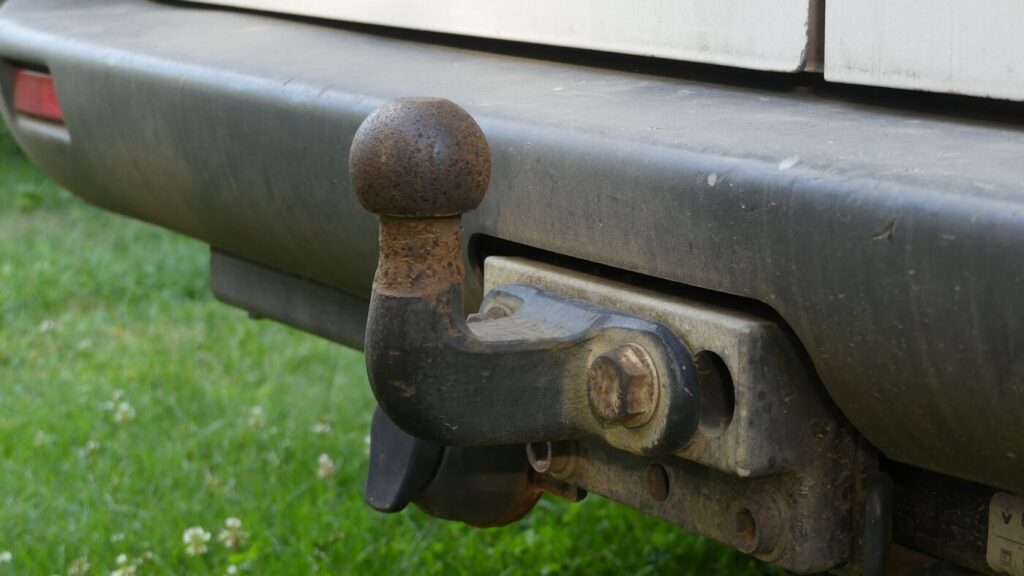 Tête d'attelage verrouillée sur la boule d'un véhicule tracteur
