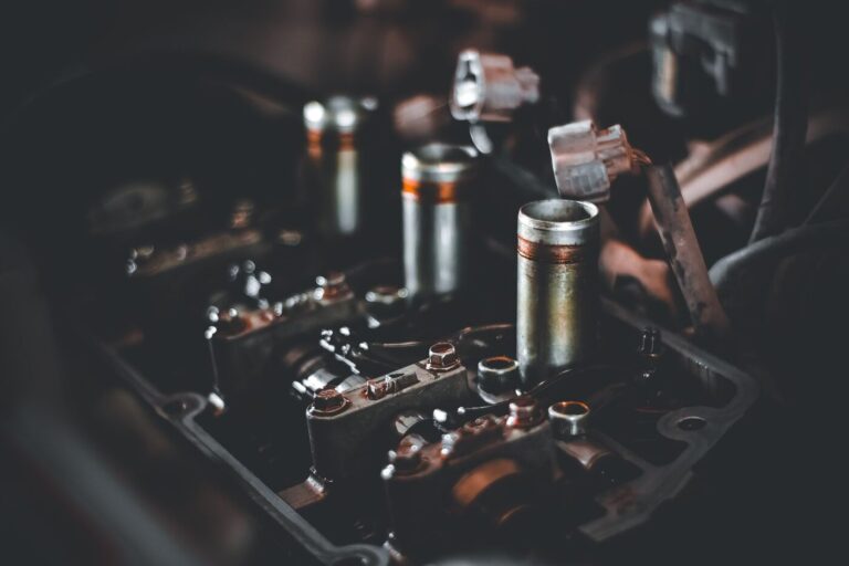 Bougie d'allumage déposée à côté du puits de bougie d'un moteur essence