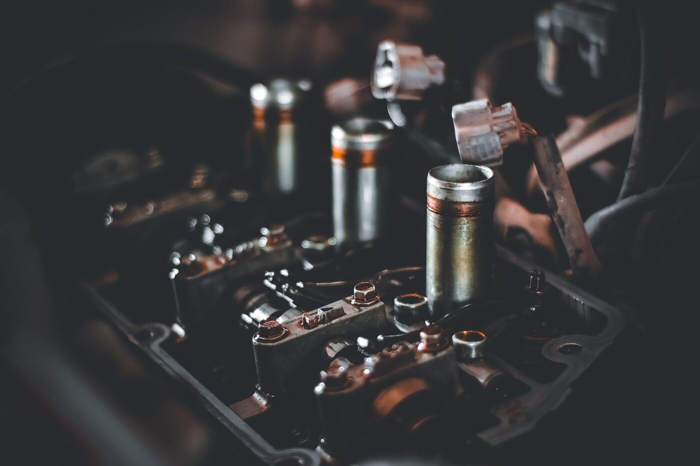 Bougie d'allumage déposée à côté du puits de bougie d'un moteur essence