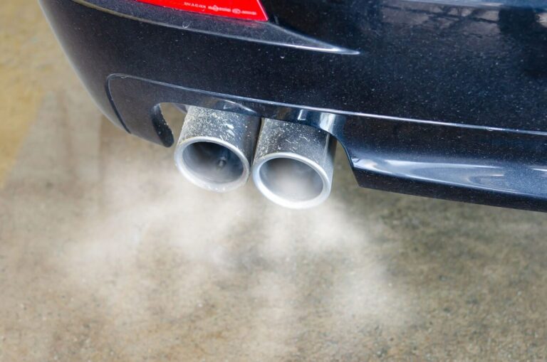 Ligne d'échappement d'un moteur diesel vue depuis le dessous du véhicule