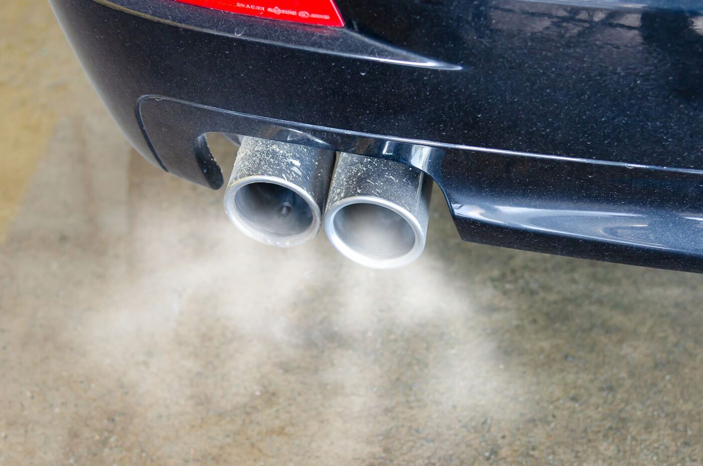 Ligne d'échappement d'un moteur diesel vue depuis le dessous du véhicule