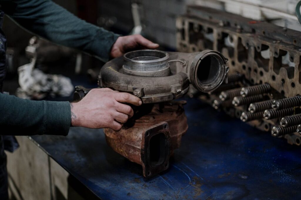 Compartiment moteur diesel avec turbocompresseur et durites visibles