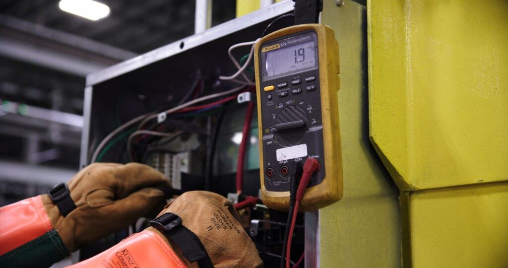 Multimètre utilisé pour mesurer la résistance d'un composant électrique