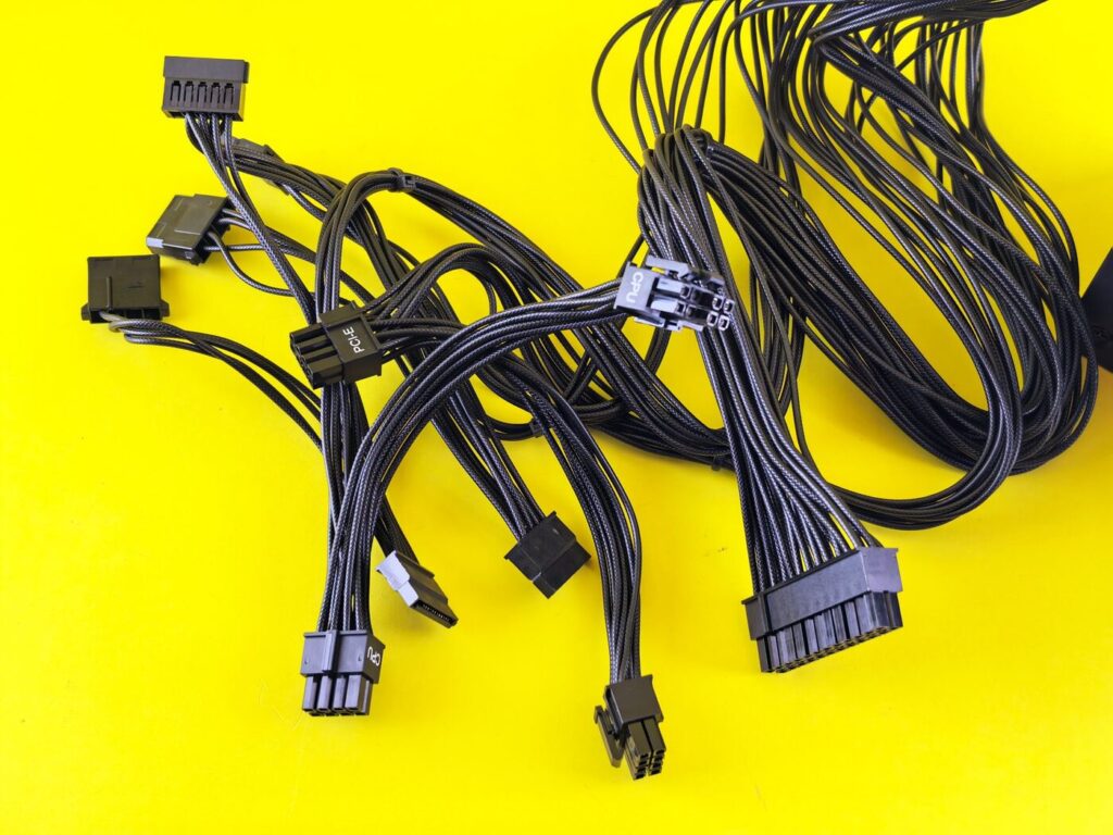 Connecteur électrique automobile déconnecté, broches apparentes