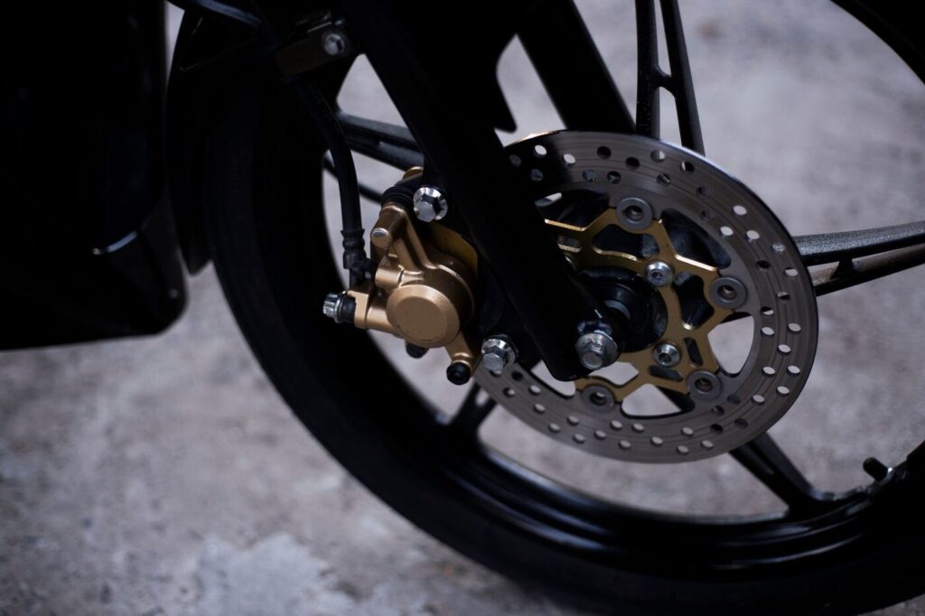 Étrier de frein et disque avant d'une moto