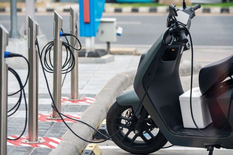 Moto électrique branchée en recharge sur une borne