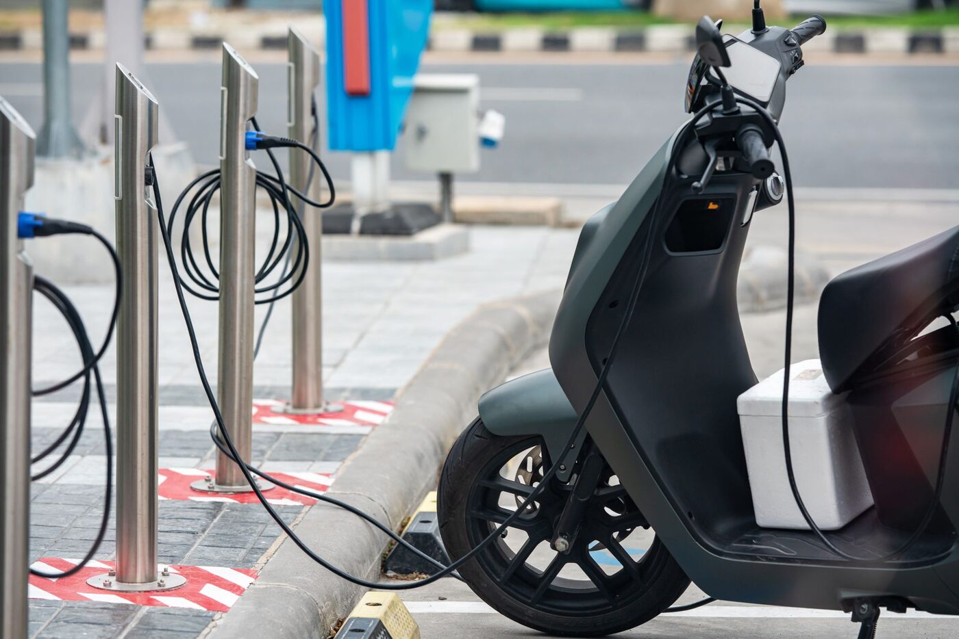 Moto électrique branchée en recharge sur une borne